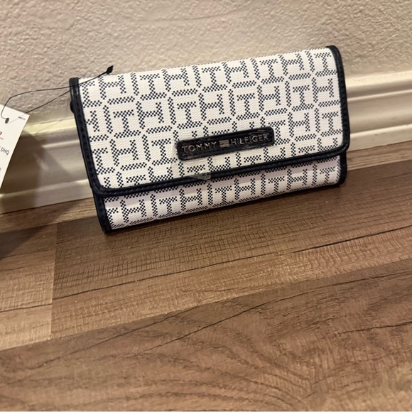 Tommy Hilfiger Monogram Black and White Wallet - Picture 2 of 9